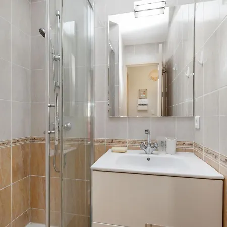Апартаменти 1 Bedroom Apartment For 4